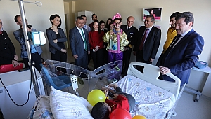  Vali Orhan Tavlı,23 Nisanda Hastanelerdeki Çocukları Ziyaret Etti