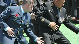 Yeni Zelanda Askerleri Atalarını Haka Dansıyla Andı