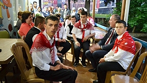 Biga'da temsili askerlik yapacak engellilere kına yakıldı