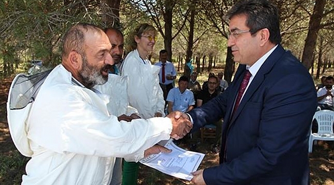 Bozcaada'da arı üreticilerine sertifikaları törenle dağıtıldı