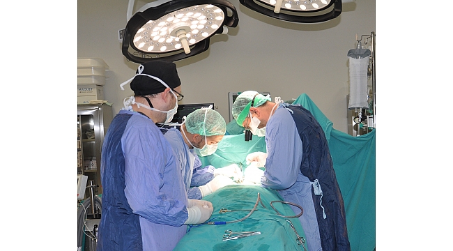 Çanakkale Mehmet Akif Ersoy Devlet Hastanesinde ilk kez bilinci açık hastaya şah damarı ameliyatı yapıldı