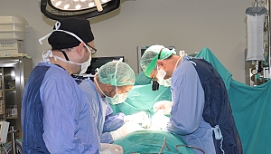 Çanakkale Mehmet Akif Ersoy Devlet Hastanesinde ilk kez bilinci açık hastaya şah damarı ameliyatı yapıldı
