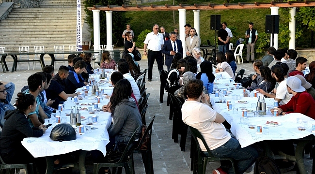 ÇOMÜ ve Hüseyin Akif Terzioğlu Şevkat Yuvası Vakfı ile her akşam öğrencilere iftar ikramı