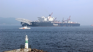 Dünyanın En Büyük İnşaat Gemisi Çanakkale Boğazı'ndan Geçti