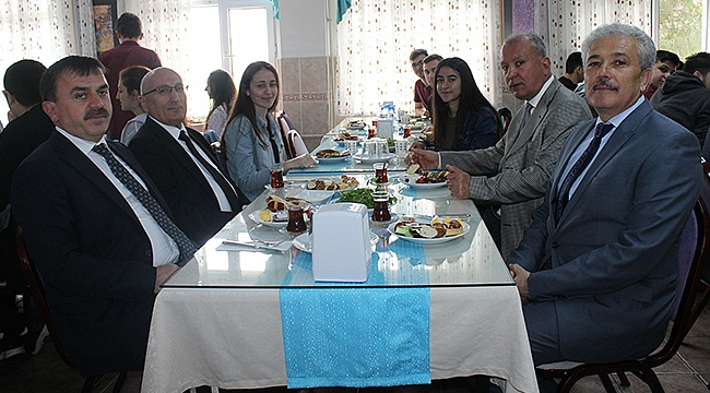İl Millî Eğitim Müdürü Osman Özkan Çanakkale Anadolu Lisesi 12. sınıf öğrencileriyle kahvaltıda buluştu