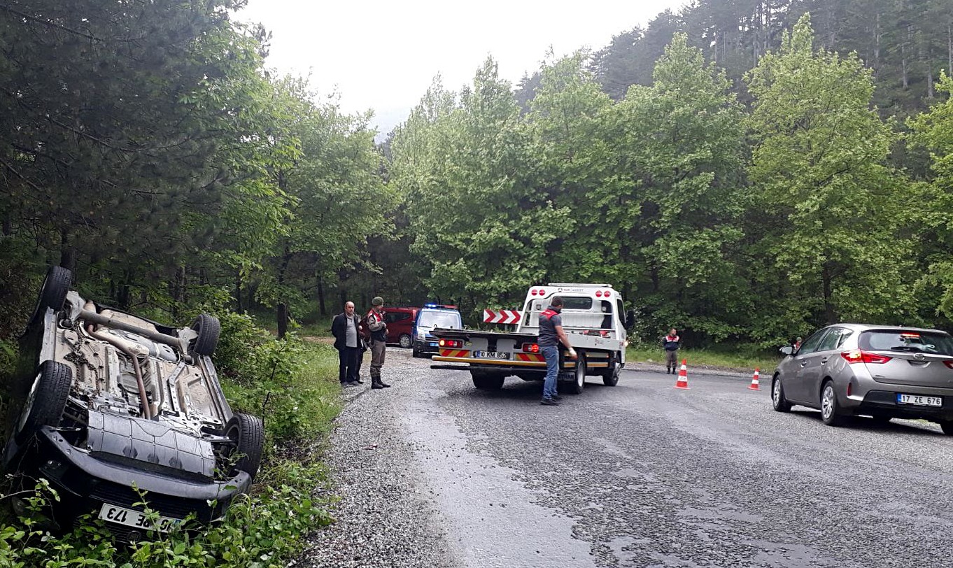 Lastiği patlayan araç mıcırlı yolda ters döndü