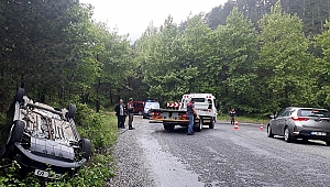 Lastiği patlayan araç mıcırlı yolda ters döndü