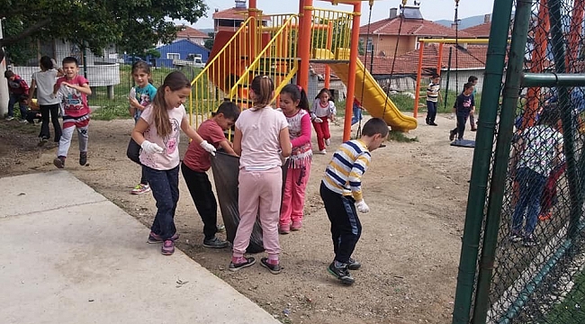 Minik Öğrencilerden Çevre Temizliği
