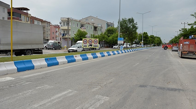 Refüj Ve Kavşaklarda Boyama Çalışmaları Sürüyor