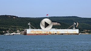  Römorkör ve yedeğindeki boyu 470 metre olan askeri havuz Çanakkale Boğazı'ndan geçti