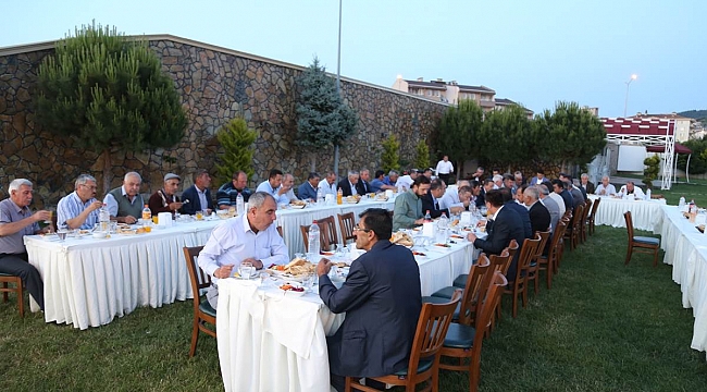Vali Orhan Tavlı, Merkez İlçe Muhtarlarıyla İftar Programında Bir Araya Geldi