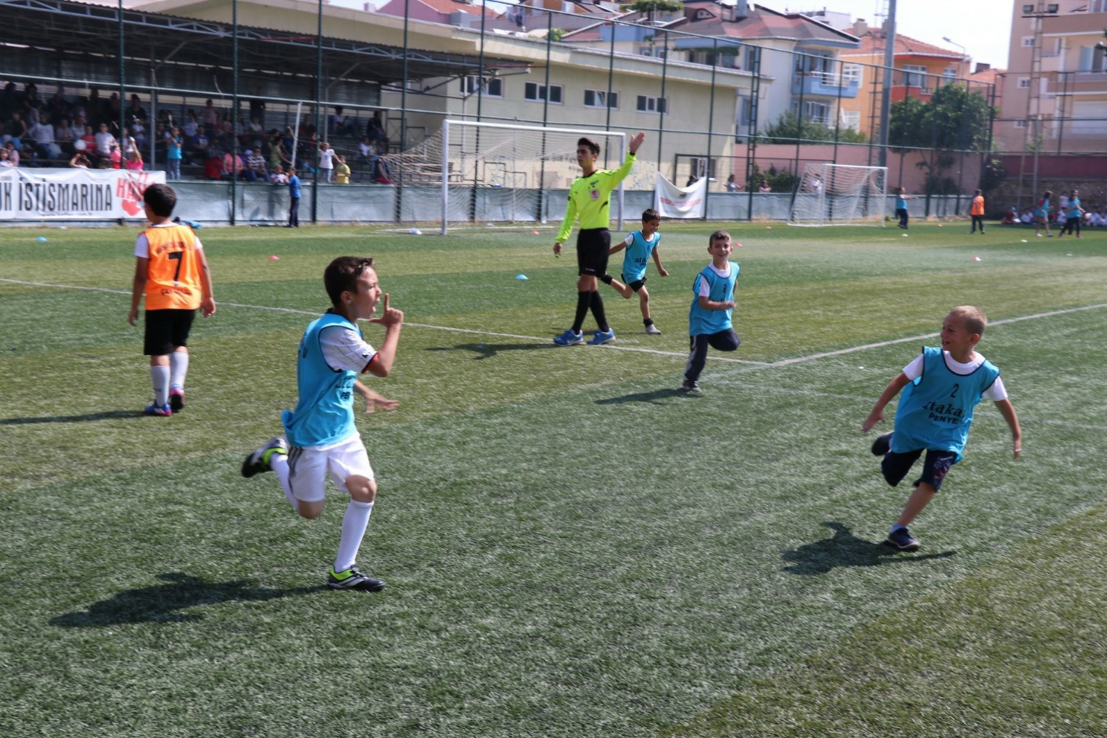 15 Temmuz Demokrasi Zaferi ve şehitleri etkinliği kapsamında "koşabiliyorken koş futbol şenliği" düzenlendi