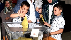 Ak Parti Grup Başkanvekili Turan oyunu Lapseki'de kullandı