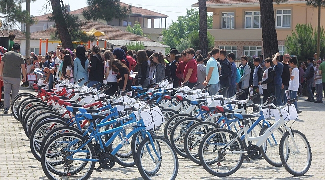 Başkan Taşkın öğrencilere bisiklet dağıttı