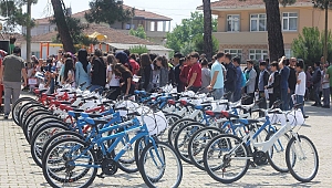 Başkan Taşkın öğrencilere bisiklet dağıttı