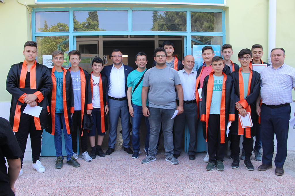 Başkan Yavaş öğrencilerin mezuniyet coşkusuna ortak oldu