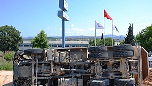 Biga'da kamyon devrildi