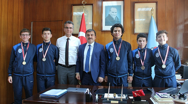 Biga Ortaokulu Atletizmde Türkiye Şampiyonu