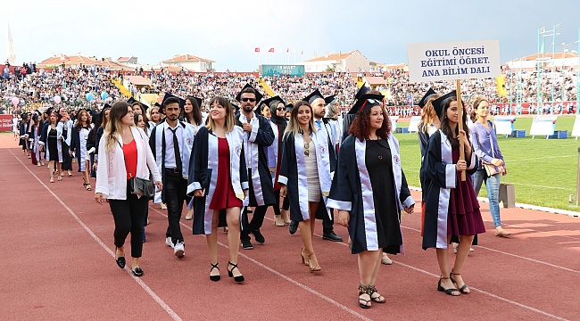ÇOMÜ'de 9 bin öğrenci mezun oldu