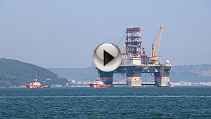 Dev platform Çanakkale Boğazı'ndan geçti