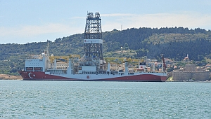  Türkiye'nin ilk aktif sondaj gemisi 'Fatih', Çanakkale Boğazı'ndan geçti