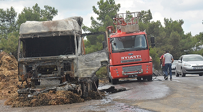 Çanakkale'de Saman Yüklü Tır Yandı
