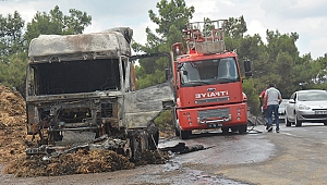 Çanakkale'de Saman Yüklü Tır Yandı