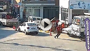 Paraları Saçan Koltuk Değnekli Hırsız, Önce Şirket Çalışanlarının, Sonra da Polisin Elinden Kurtuldu