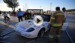 Araca sıkışan kediyi itfaiye kurtardı