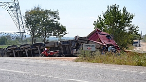 Biga'da buğday kepeği yüklü kamyon devrildi