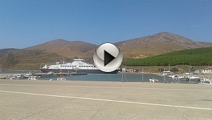 Gökçeada'da feribot karaya oturdu