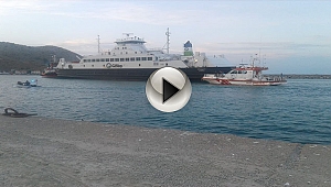 Gökçeada'da karaya oturan feribottan araçlar tahliye edildi