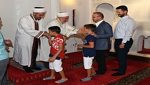 Turan, Bayram namazını baba ocağında kıldı