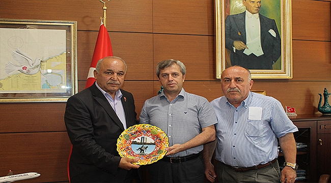 Vali Çınar'a Çanakkale'den gelen hediyeleri verdiler