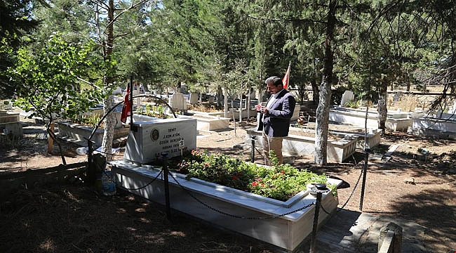 Vali Orhan TAVLI, Kurban Bayramında Şehitlerimizin Kabirlerini Ziyaret Etti