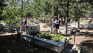Vali Orhan TAVLI, Kurban Bayramında Şehitlerimizin Kabirlerini Ziyaret Etti