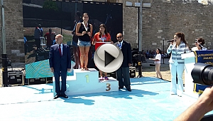 YÜZÜCÜLERE ÖDÜLLERİ ÇİMENLİK KALESİ'NDE VERİLDİ