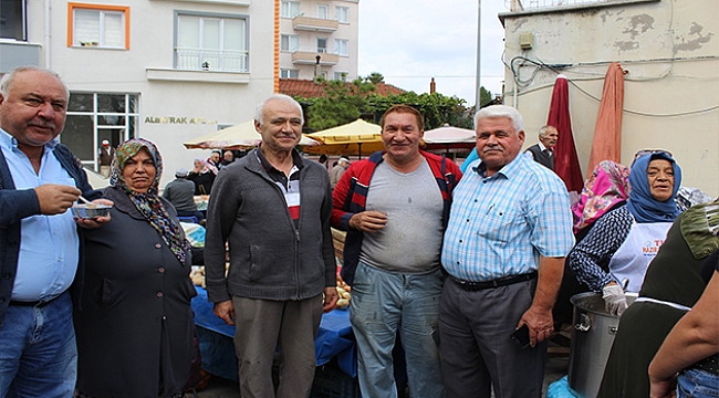 AK Partili kadınlar aşure dağıttı