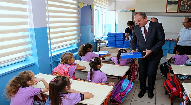Başkan Işık, birinci sınıflara ilköğretim paketi hediye etti
