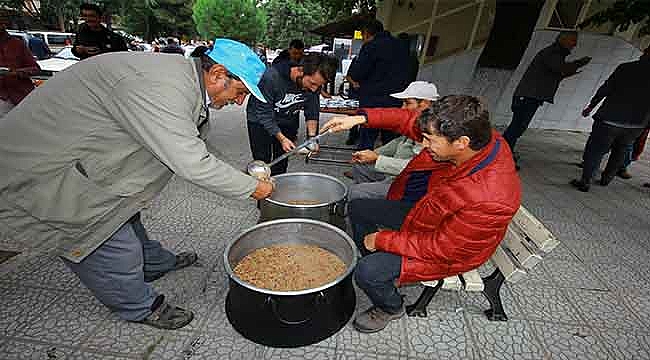 Başkan Taşkın aşure dağıttı