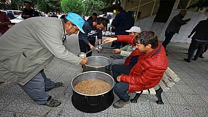 Başkan Taşkın aşure dağıttı
