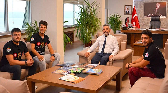 Elektrikli Otomobil Projesi öğrencilerinden Rektör Acer'e ziyaret