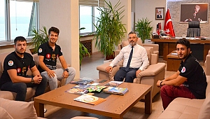 Elektrikli Otomobil Projesi öğrencilerinden Rektör Acer'e ziyaret