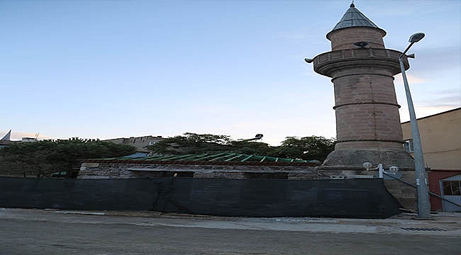 Ezine İlçesinde Seferşah Camii Restorasyon Çalışmaları Devam Ediyor