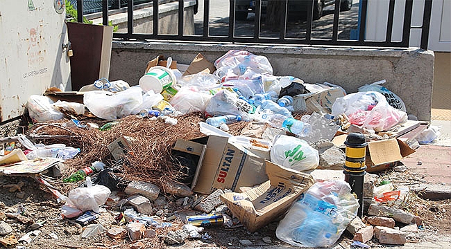 Hastane kapısı çöplük oldu!