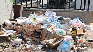 Hastane kapısı çöplük oldu!