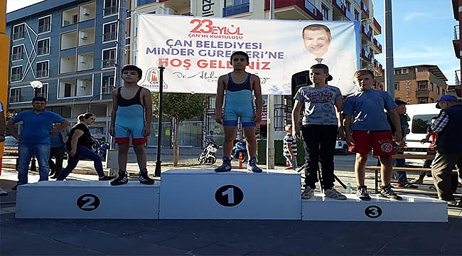 Umurbeyli güreşçiler başarıya doymuyor
