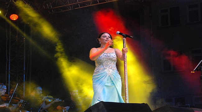 Zara, Bayramiç'te Konser Verdi