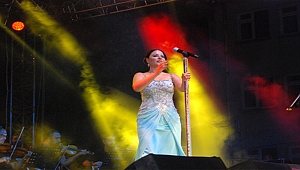 Zara, Bayramiç'te Konser Verdi