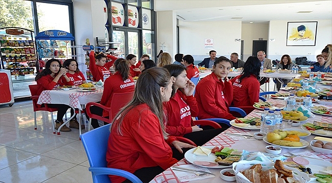 Başkan Işık'tan, Çiçeklidedespor Voleybol Takımına kahvaltı
